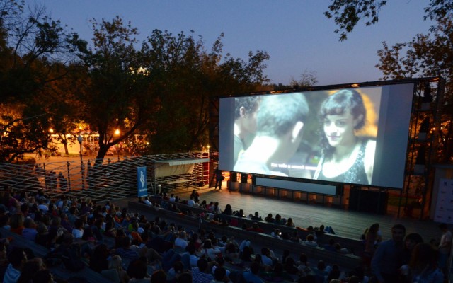 CINÉ-JARDINS 202: БЕСПЛАТНЫЙ КИНОФЕСТИВАЛЬ ПОД ОТКРЫТЫМ НЕБОМ В ПАРИЖЕ