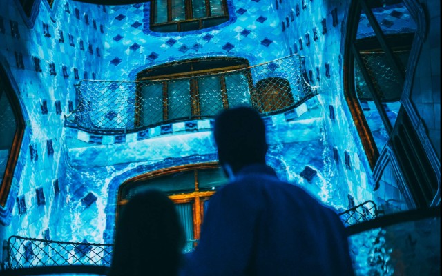 Зимняя ночь в Casa Batllo в Барселоне