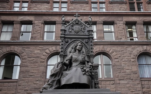 Статуя Елизаветы 2-й за 1.5 миллиона долларов