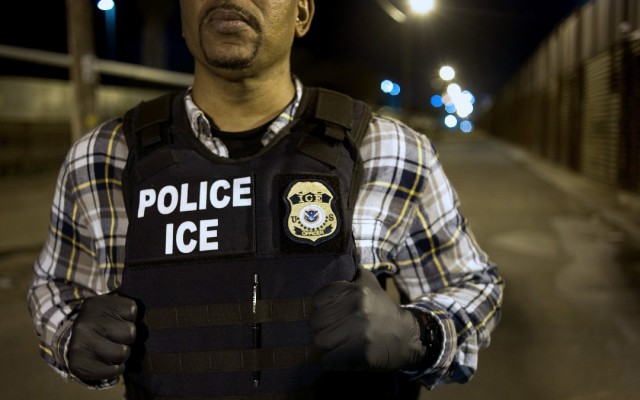Как иммигрантам в США связаться с полицией ICE